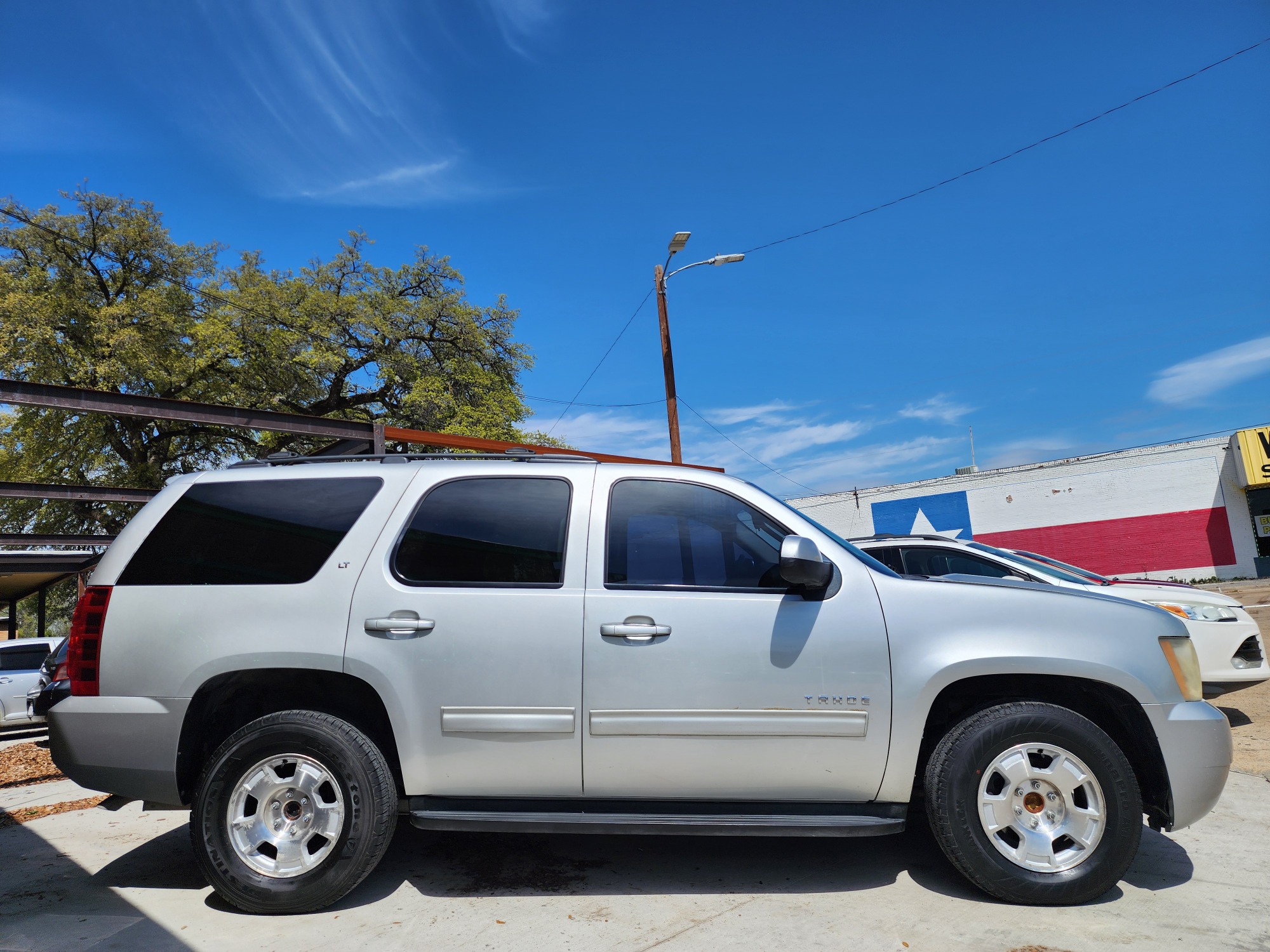 2011 SILVER /BLACK CHEVROLET TAHOE LT LT (1GNSCBE02BR) , AUTO transmission, located at 2660 S.Garland Avenue, Garland, TX, 75041, (469) 298-3118, 32.885551, -96.655602 - CASH$$$$$$ TAHOE!! This is a very clean 2011 Chevrolet Tahoe LT SUV! Black Leather! 3rd Row Seating! Come in for a test drive today. We are open from 10am-7pm Monday-Saturday. Call us with any questions at 469.298.3118, or email us at DallasAutos4Less.com. - Photo #1